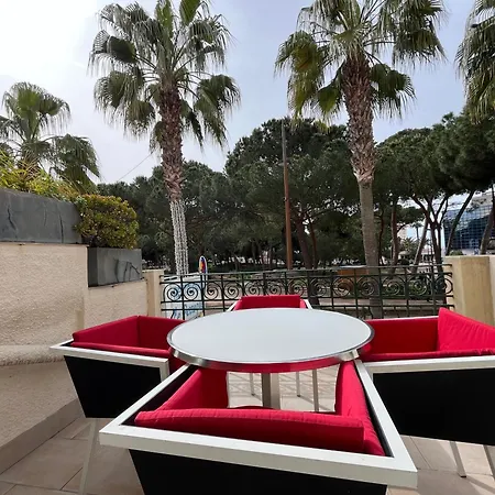Sur La Pinede A Juan Les Pins Антиб